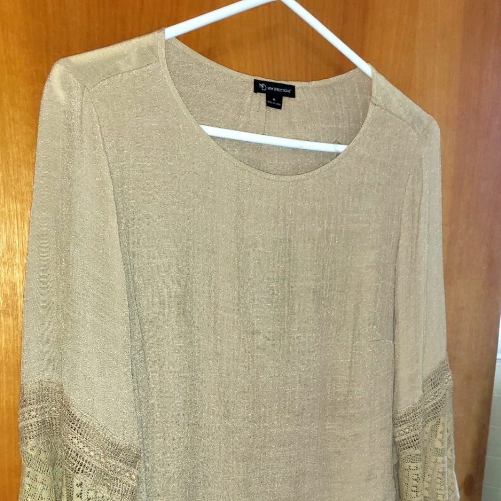 Beautiful Details in Light Gold Top Sz M